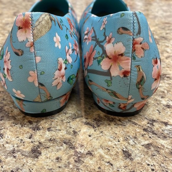 Soft Style by Hush Puppies Flats. Blue Floral Bird Design. Size 8.5. Like New! - Picture 4 of 10